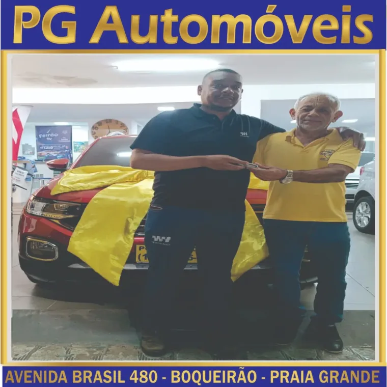 Cliente recebendo a chave na PG Automóveis